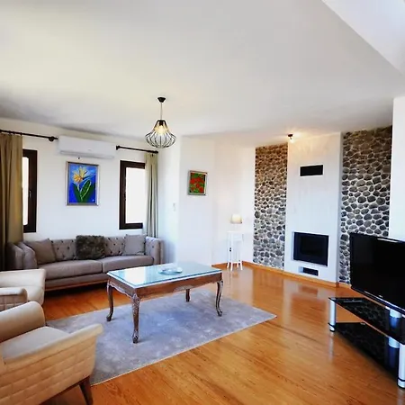 Mugla Sleeps 10 With Pool Air Con And Wifi